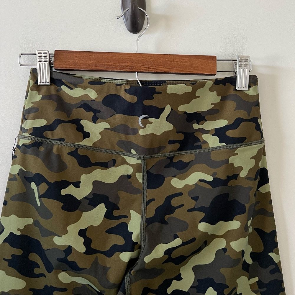 ZYIA Light Green Camo Reflective Soft & Snug Mid-Rise 7/8 Legging Size 6-8 - Picture 11 of 16